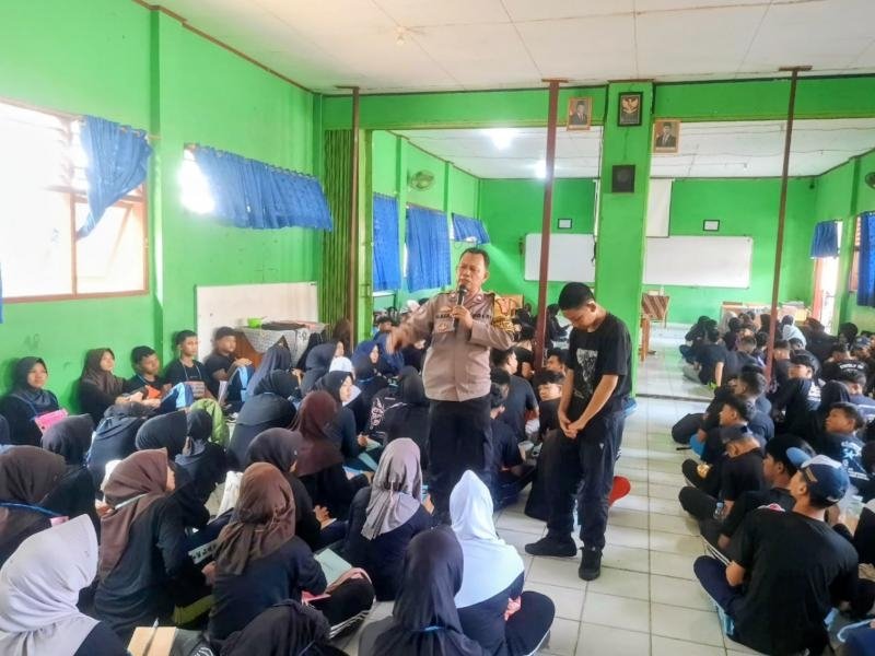 Polisi Hadir di MPLS, Tanamkan Keberanian Tolak Bullying dan Pelecehan Seksual di SMAN 1 Telagasari 