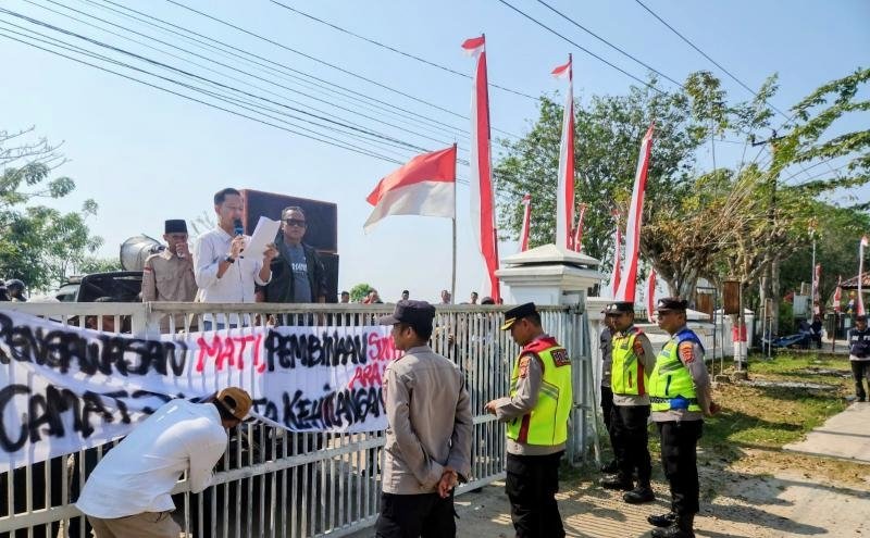 Kapolsek Rengasdengklok Terjun Langsung Pimpin Pengamanan Unjuk Rasa di Kantor Kecamatan Jayakerta