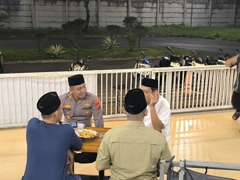 Kapolres Karawang Sambangi Jemaah Masjid Baitul Falihin Demi Jaga Kamtimbas di wilayah hukum Polres Karawang