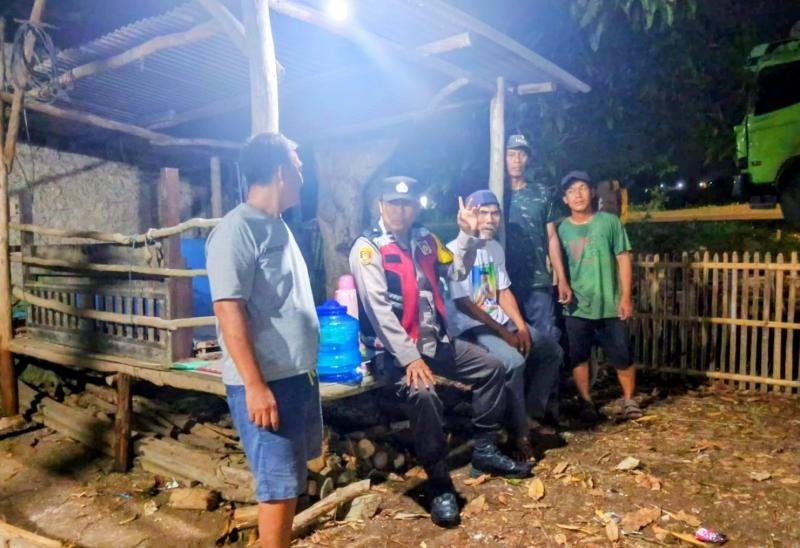 Anggota Polsek Batujaya Himbau Masyarakat terkait Kamtibmas di malam hari melalui Kegiatan Ngawangkong