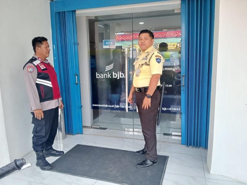 Upaya Anggota Personil Polsek Telagasari Laksanakan Patroli Rutin di Sekitar Bank dan Objek Vital Antisipasi Gangguan Kamtibmas