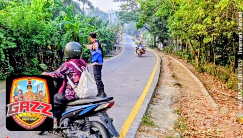 Kapolsek Bersama Personel Laksanakan Gatur Pagi di Depan SMPN 1 Pangkalan, Melalui Kegiatan Sapa Warga