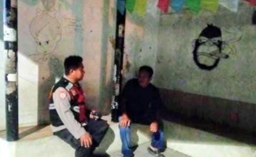Bhabinkamtibmas Polsek Telagasari Damlingi Warga Lakukan Siskamling dan Pastikan Lingkungan Kondusif