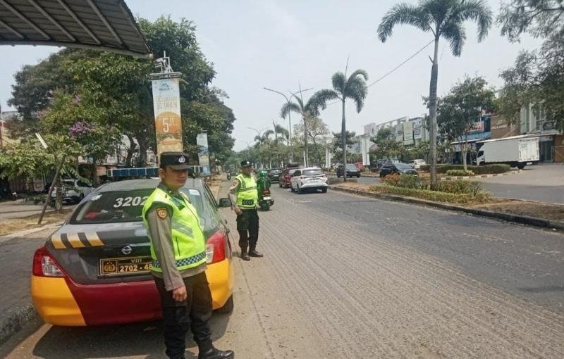 Polsek Telukjambe Gelar Patroli Prekat di Jalan Raya Galuh Mas Guna Jaga Harkamtibmas Wilayah Hukum