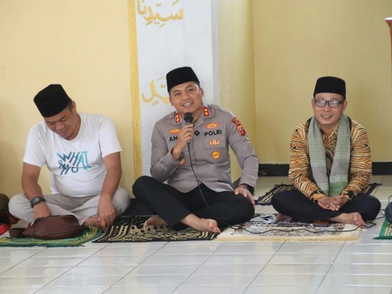 Jumat Curhat Kah (Jumat Curhat dan Sedekah), Kapolres Subang Dekatkan Polri dengan Masyarakat Melalui Dialog dan Kepedulian Sosial
