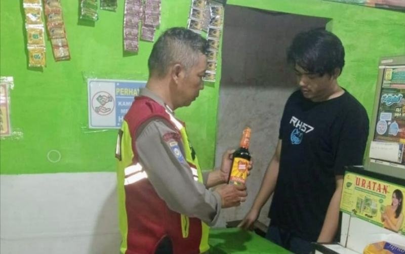 Polsek Tegalwaru Tegas Awasi Peredaran Miras Gelar Sidak Sambangi Kios Jamu di Desa Cintawargi