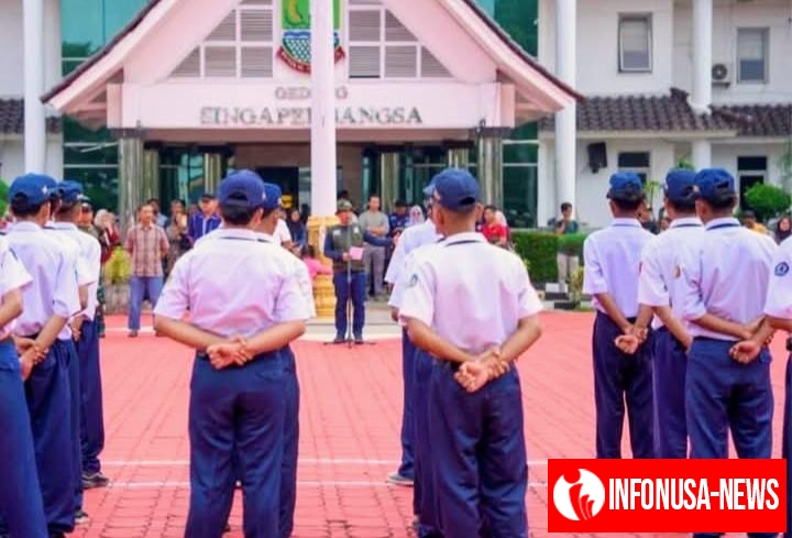 Sebanyak 50 Siswa SMP dari Berbagai Sekolah di Karawang, Jawa Barat Diberangkatkan Menuju Barak Menlatpur Kostrad Karawang