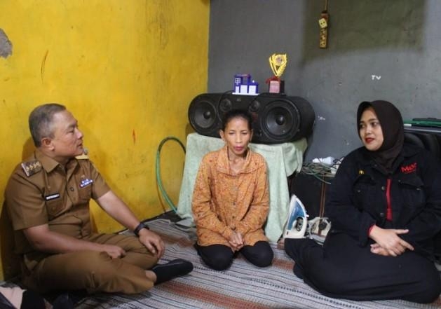 Di Bawah Atap Rapuh, Bupati Kuningan Menjemput Harapan Keluarga Buruh Cuci