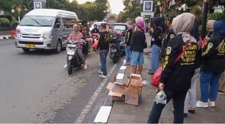 Berbagi Berkah Ramadan, BPMPI Purwakarta Tebar Takjil untuk Warga