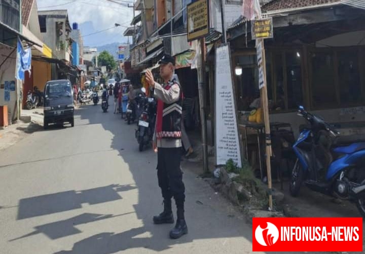 Cegah Kemacetan di Perempatan Pasar Loji, Sigap Personil Polsek Tegalwaru Giat Patroli Siang