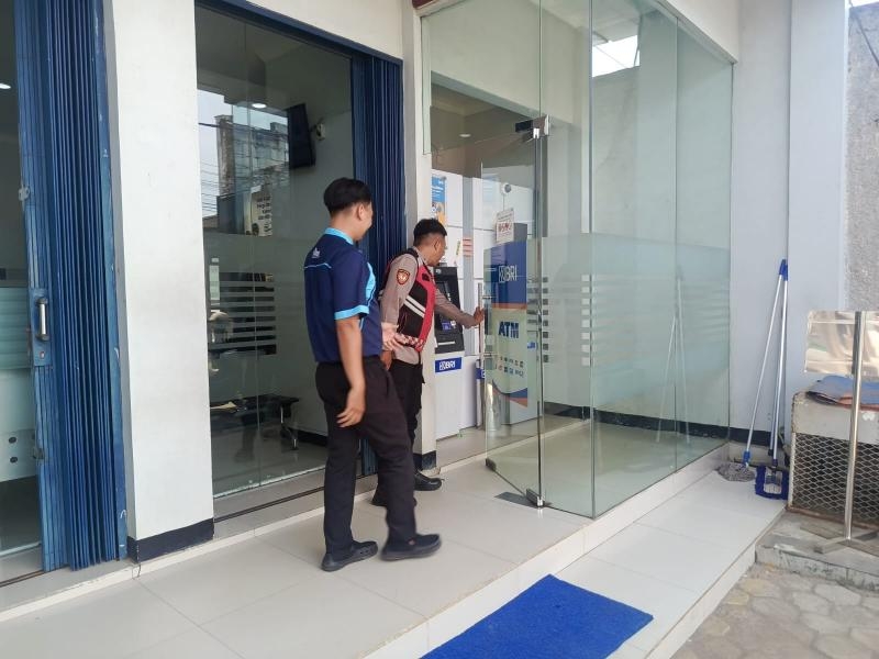 Upaya Polisi Kembali Ingatkan Security Perbankan, Agar tetap berkomunikasi kepada pihak kepolisian perihal kamtibmas di wilayah hukum polsek tempuran.