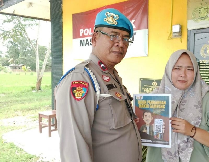 Bripka Faridil Polsek Banyusari Melaksanakan Sosialisasi QR Barcode ke Masyarakat Pengaduan Divisi Propam Polri Bidpropam Polda Jabar
