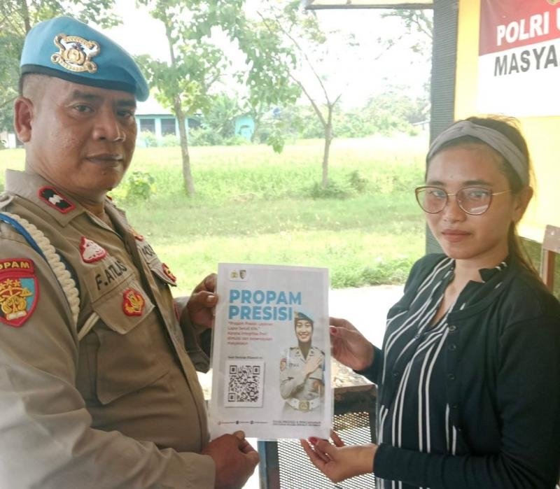 Upaya Polsek Banyusari Melaksanakan Sosialisasi QR Barcode ke Masyarakat Pengaduan Divisi Propam