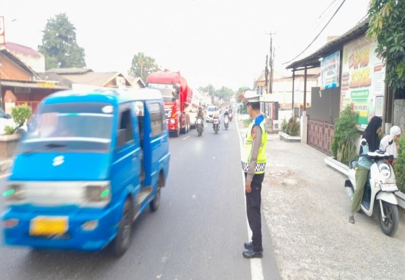 Cegah Lakalantas, Patroli Po?sek Cikampek Gatur di Depan Sekolah Al hikmah Cikampek