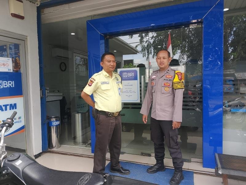 Anggota Polsek Tirtajaya Himbau Scurity Bank BRI Unit Pisangsambo terkait Kamtibmas