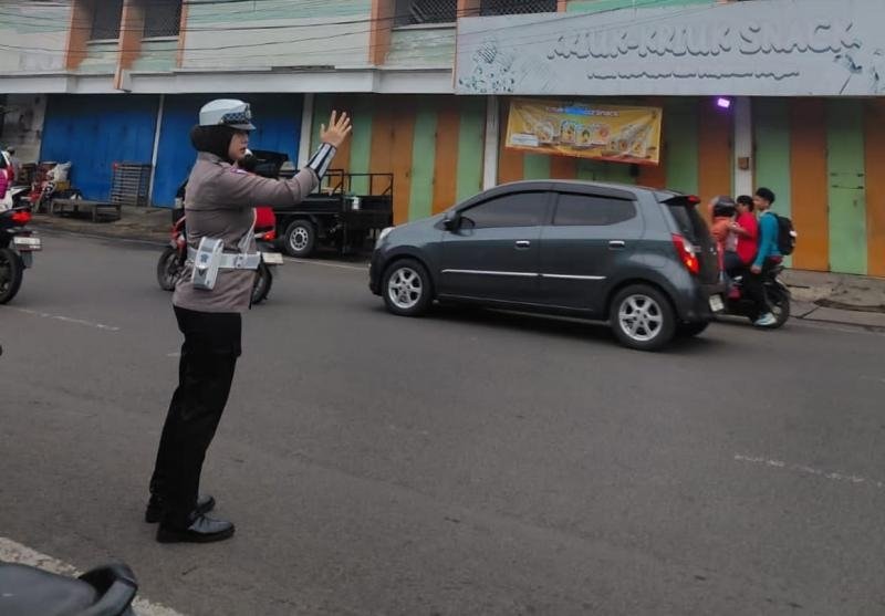 Sambut HUT Bhayangkara ke-80, Satlantas Polres Karawang Tingkatkan Gatur Lalin di Jalan Raya agar Tercipta Kamseltibcarlantas