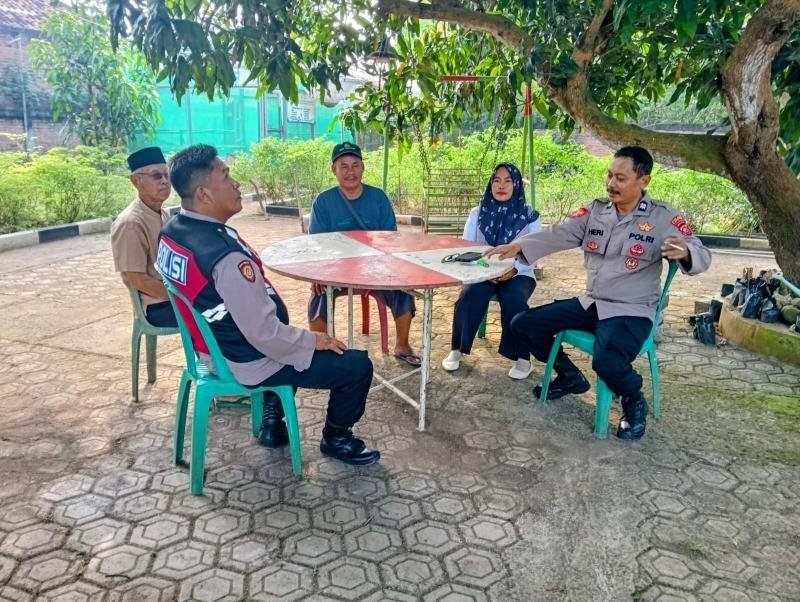 Upaya Anggota Polisi Telagasari Sampaikan Himbauan Waspada TPPO kepada Warga Desa Binaan