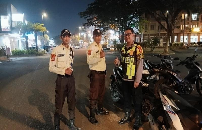 Laksanakan Patroli Prekat, Polisi Imbau Security di Pos Garda 1 Grand Taruma untuk Jaga Kamtibmas Tetap Kondusif