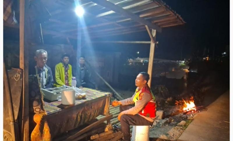 Personel Polsek Pangkalan Lakukan Sambang Dialogis, Ngawangkong Bersama Warga di Wilayah Binaan