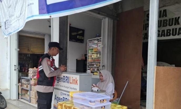 Personil Polsek Tegalwaru Sambangi Kios BRilink Loji Imbau Warga Waspada Aksi Penipuan