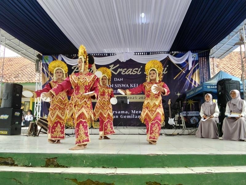 Seni Tari Mitra Barerea SMK Tri Mitra Meriahkan Pelepasan Siswa SMPN 1 Jatisari