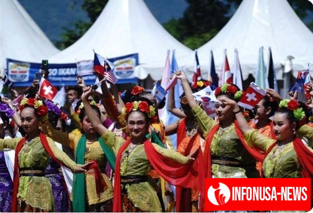 Tampil Memukau Para Penari Jaipong Ronggeng Sadunya Sambut Pilot Paralayang yang Akan ‘Menari’ di Langit Sumedang