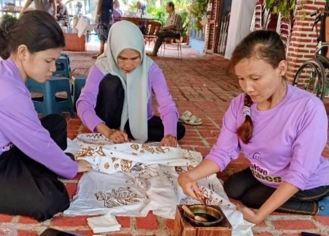 Dari Keterbatasan ke Kemandirian, Perempuan Disabilitas Karawang Diberi Ruang Berkarya Lewat Batik 