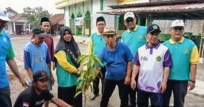 GEBER BBM 2026, Warga Telagasari Gotong Royong Bersihkan Masjid dan Tanam Pohon Mangga