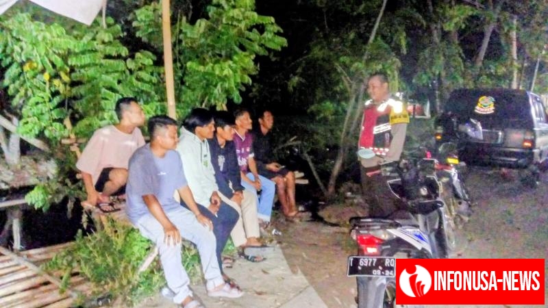 Anggota Polsek Batujaya melaksanakan Patroli Prekat KRYD pada malam hari di Wilayah Hukum Polsek Batujaya