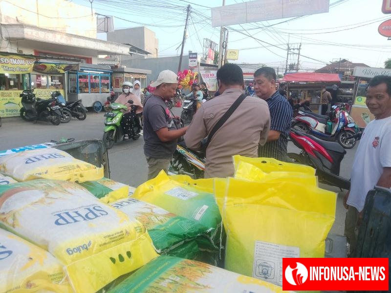 Polsek Purwasari Polres Karawang Jual Beras Murah Guna Ringani Beban Pangan Masyarakat Secara Door To Door
