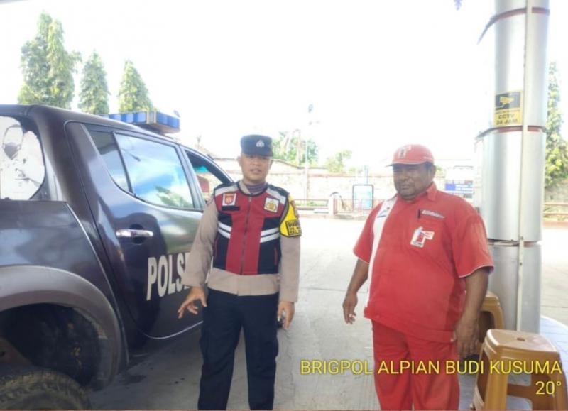 Brigadir Alpian Budi Kunjungi SPBU, Prekat Polsek Banyusari Berikan Rasa Aman