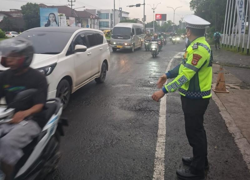 Satlantas Polres Karawang Lakukan Pelayanan Humanis melalui Pengaturan Arus Lalu Lintas