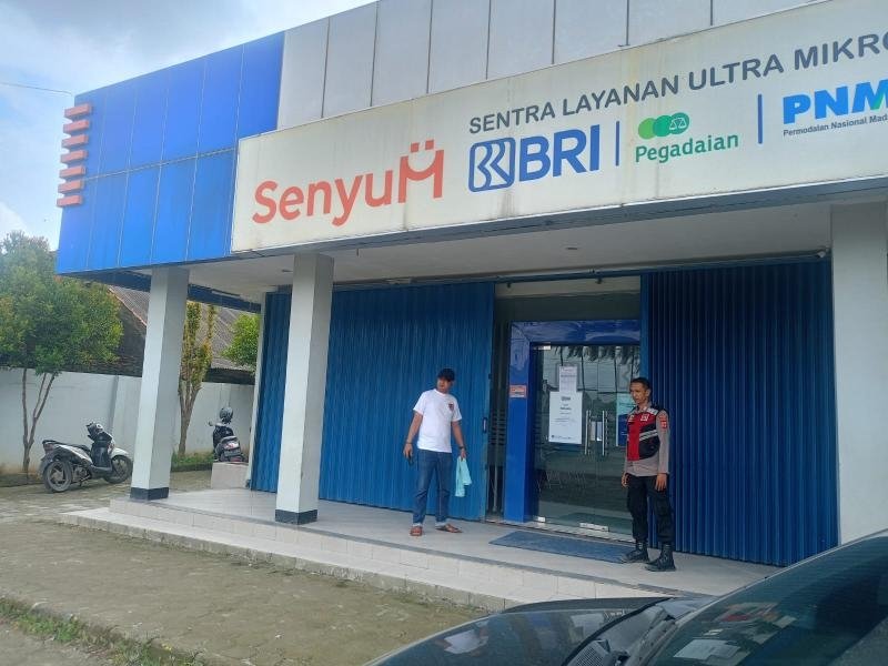 Bripka Yogi Anggota Polsek Batujaya Ciptakan Keamanan di Bank BRI Unit Batujaya