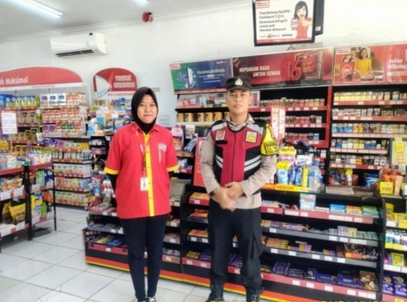 Giat Patroli Perekat Supermarket Alfamart Gempol Guna Antisipasi Kejahatan