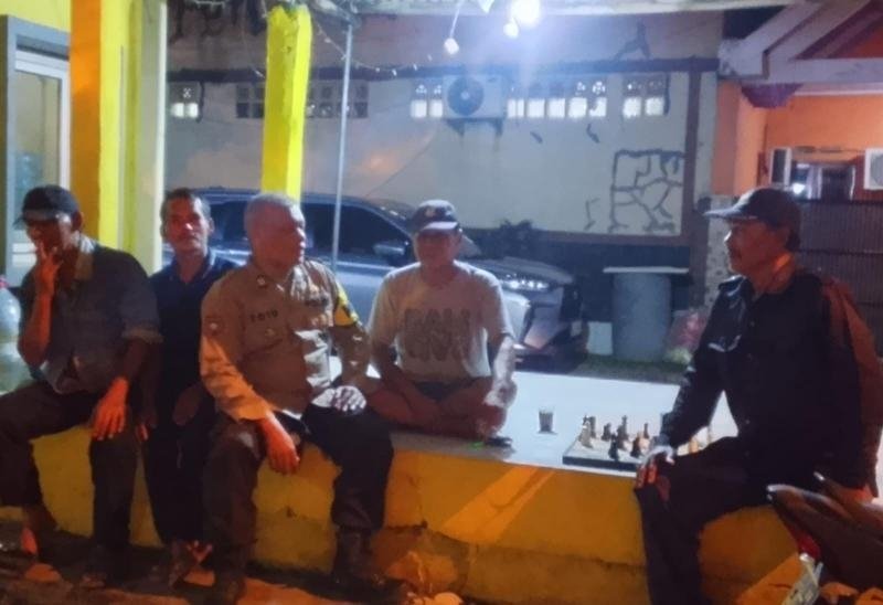 Bhabinkamtibmas Gelar Giat Ngawangkong di Pos Ronda Bersama Warga Desa Telukjambe