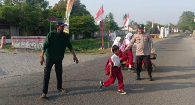 Polsek Pedes Polres Karawang Gatur Pagi Dan Menyebarkan Anak Sekolaah