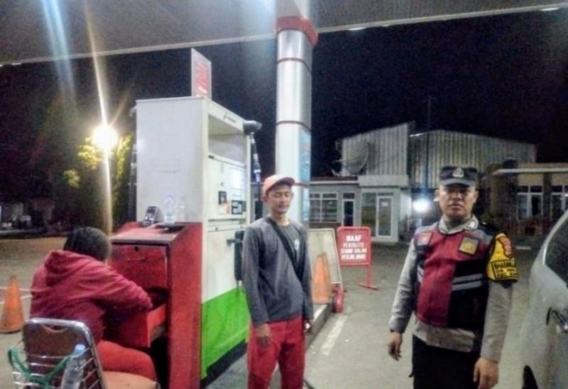 Tidak Bosan Terus Kunjungi SPBU, Prekat Polsek Banyusari Berikan Rasa Aman