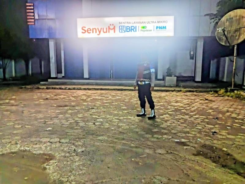 Tingkatkan Patroli Prekat, Anggota Polsek Batujaya Ciptakan Keamanan di Bank BRI Unit Batujaya