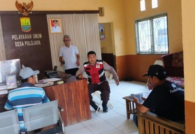 Patroli Dialogis Bhabinkamtibmas Polsek Lemahabang Imbau Pemdes Pulojaya Cegah TPPO