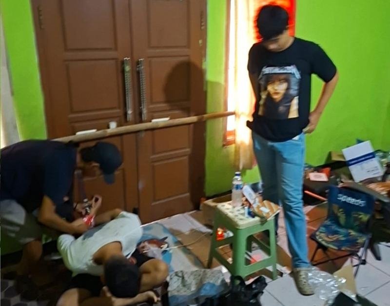 Kapolres Karawang Terjunkan Anggota Grebek Rumah Kontrakan, Ribuan Butir Obat Keras Disita dari A.H, 25