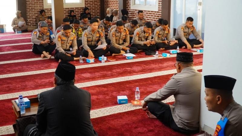 Tingkatkan Spiritualitas Personel, Polres Karawang Laksanakan Binrohtal Bersama Ustad Irawan.
