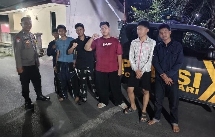 Patroli Polsek Klari Sambangi Anak-anak Remaja yang Nongkrong Hingga Larut Malam
