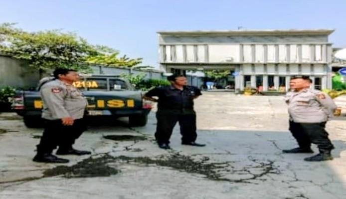 Patroli Siang Polsek Klari Menyisir Kawasan Jalan Raya Klari–Kosambi