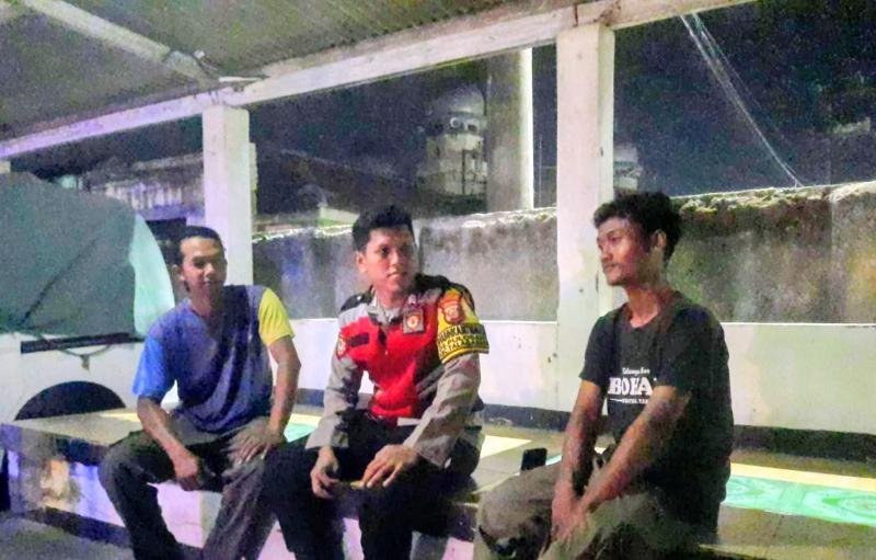 Bhabinkamtibmas Polsek Telagasari Bina Warga Dalam Giat Siskamling