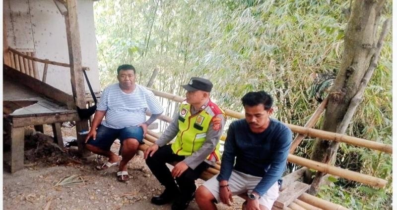 Personel Polsek Pangkalan Sampaikan Sosialisasi Bahaya TPPO Kepada Warga Parunglaksana
