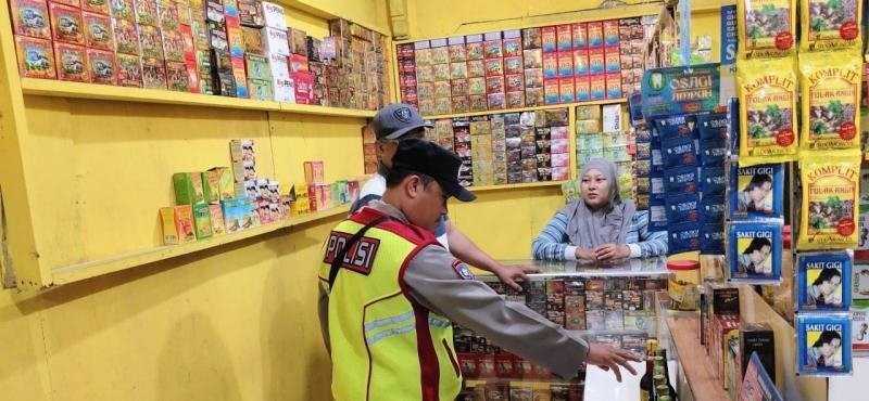 Prekat Polsek Banyusari Gelar Razia Miras Demi Ciptakan Situasi Kamtibmas Kondusif