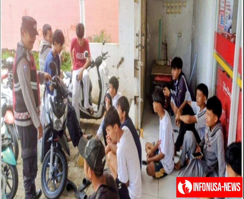 Personil Polsek Tegalwaru Sambang Warga Cintalanggeng Edukasi Bahaya TPPO Pada Patroli Siang