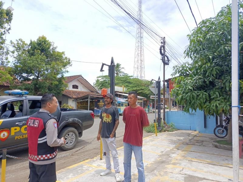 Jaga Kondusifitas Siang Hari, Patroli Polsek Tempuran Sambangi Juru Parkir Guna Antisipasi guan kamtibmas.