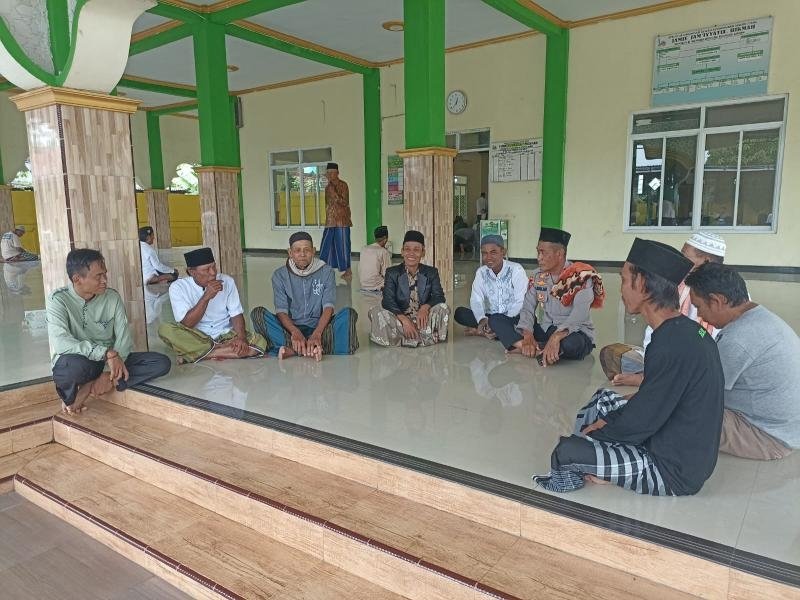 Kapolsek Batujaya melaksanakan Kegiatan Jumat Curhat bersama Masyarakat di Masjid Jamie Jamiatul Hikmah Desa Batujaya