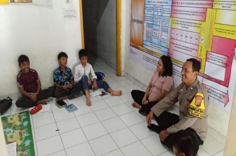 Sampaikan Kamtibmas, Bhabinkamtibmas Polsek Telukjambe Timur Sambangi Jemaat Gereja GBI